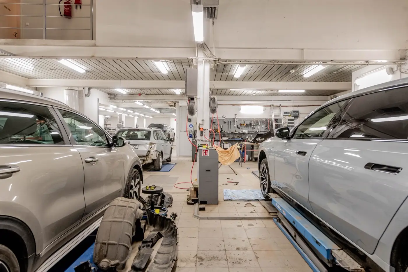 Technicien qui entretient une voiture en atelier